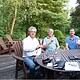 Genieten van champagne in tuin bij Stichting Dungens Broek.