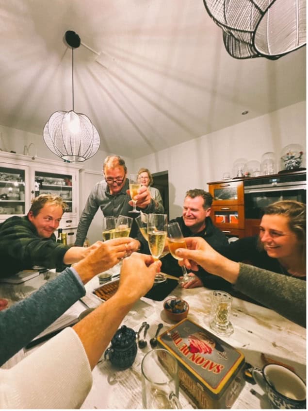 Mensen proosten met champagne, vieren bij Stichting Dungens Broek.